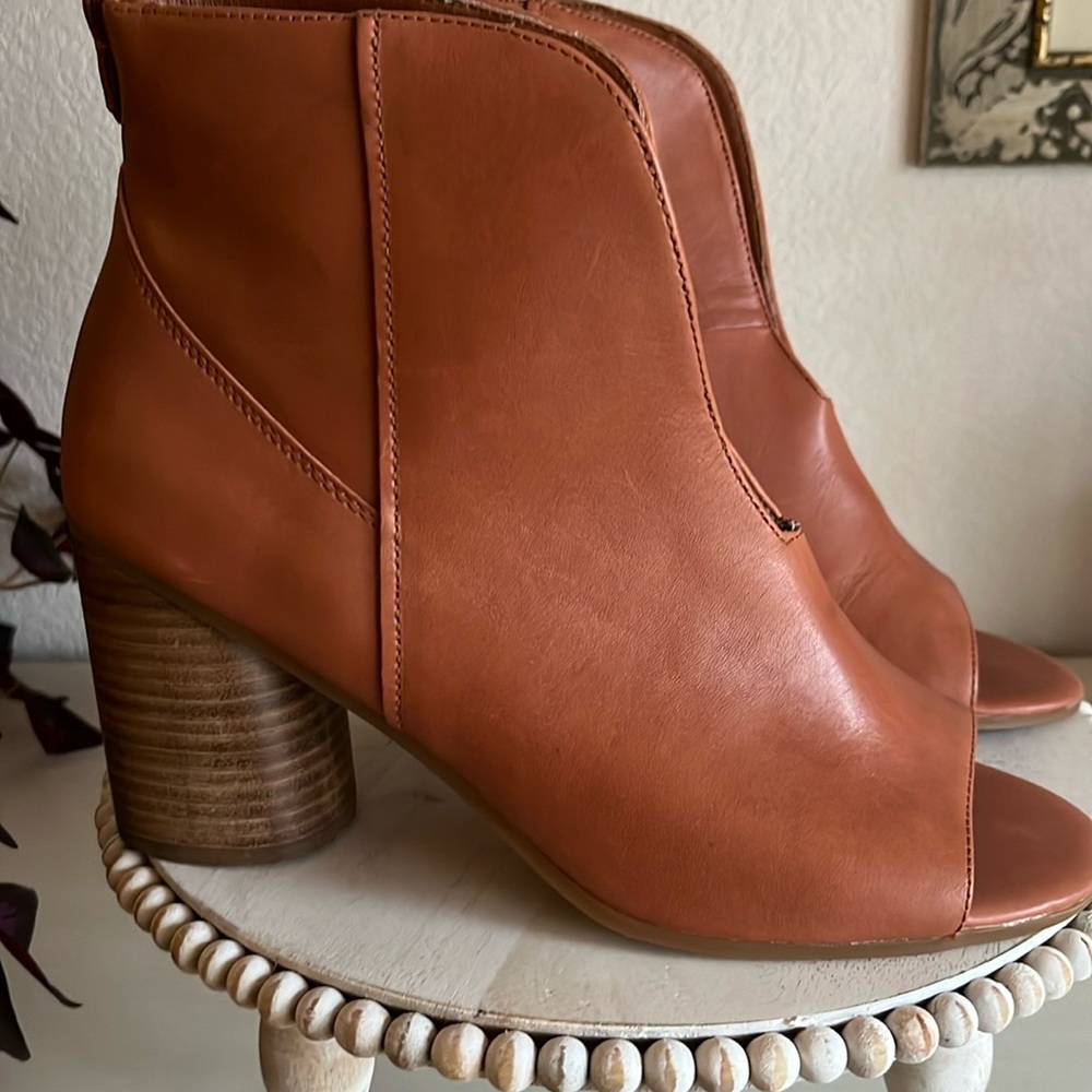 Lucca Lane Hera ankle pull on bootie with round stacked heel NEW size 10